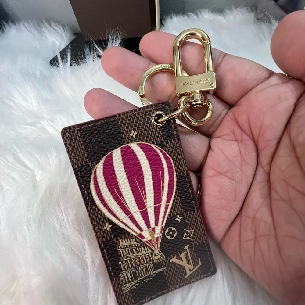 𝅺LOUIS vuitton Brown Illustre Air Balloon DE charm intial EC